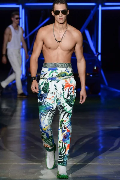 Look 18